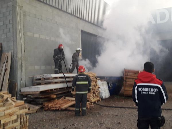 Incendio en el predio de una maderera en Caleta Olivia