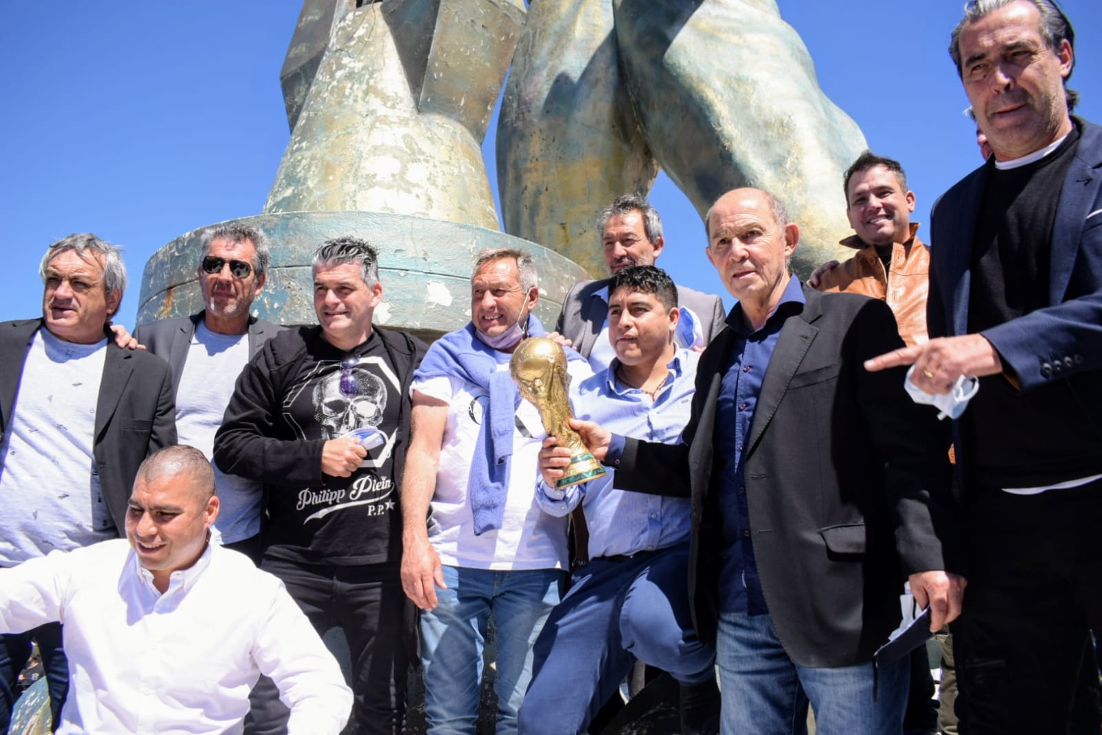 Ex jugadores de la selección argentina recibieron una réplica de la copa del mundo por parte de Claudio Vidal