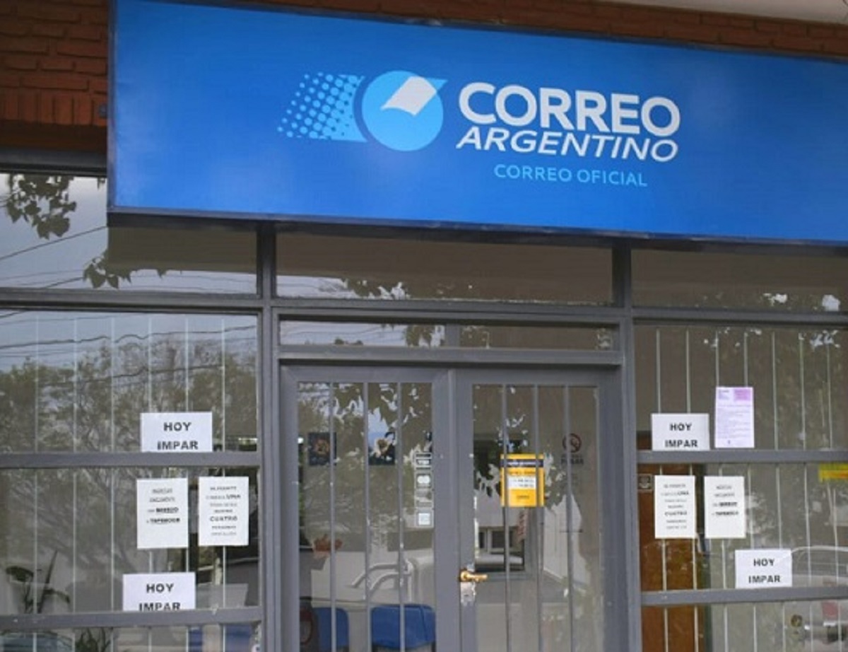 Hombre agarró un vidrio del correo a garrotazos