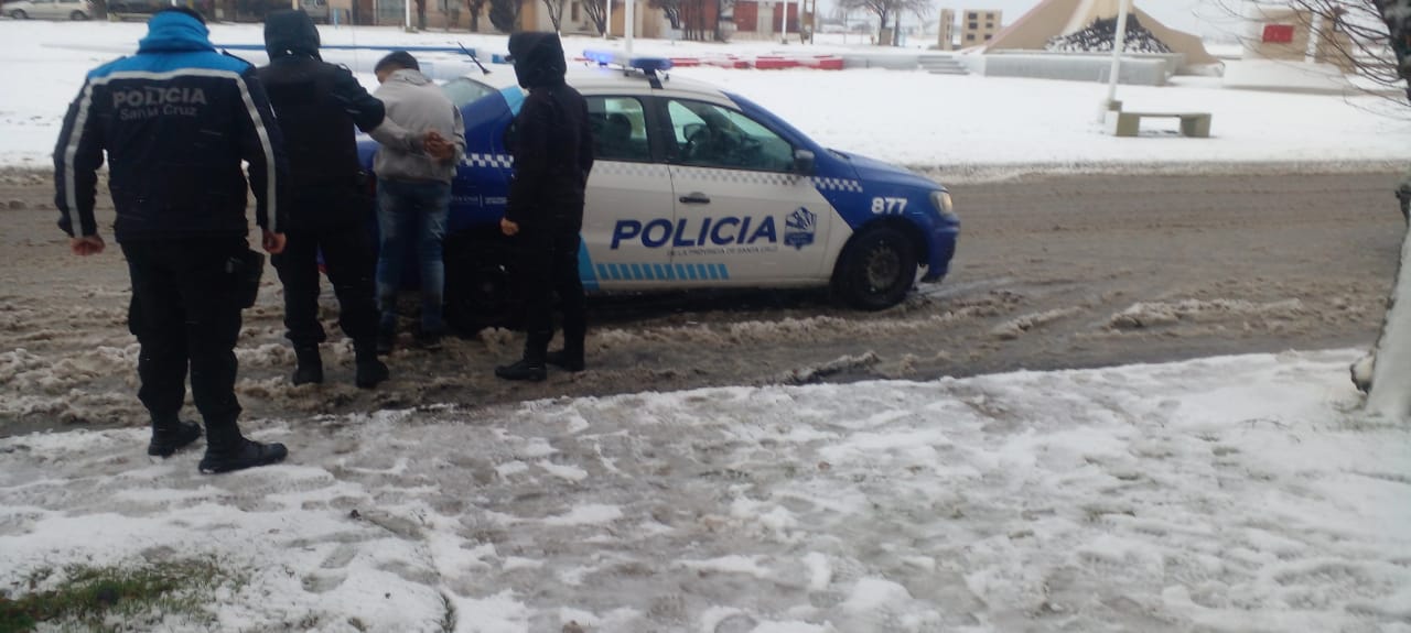Robó mercadería, simuló el pago de la misma, chocó y le encontraron un arma en su vehículo