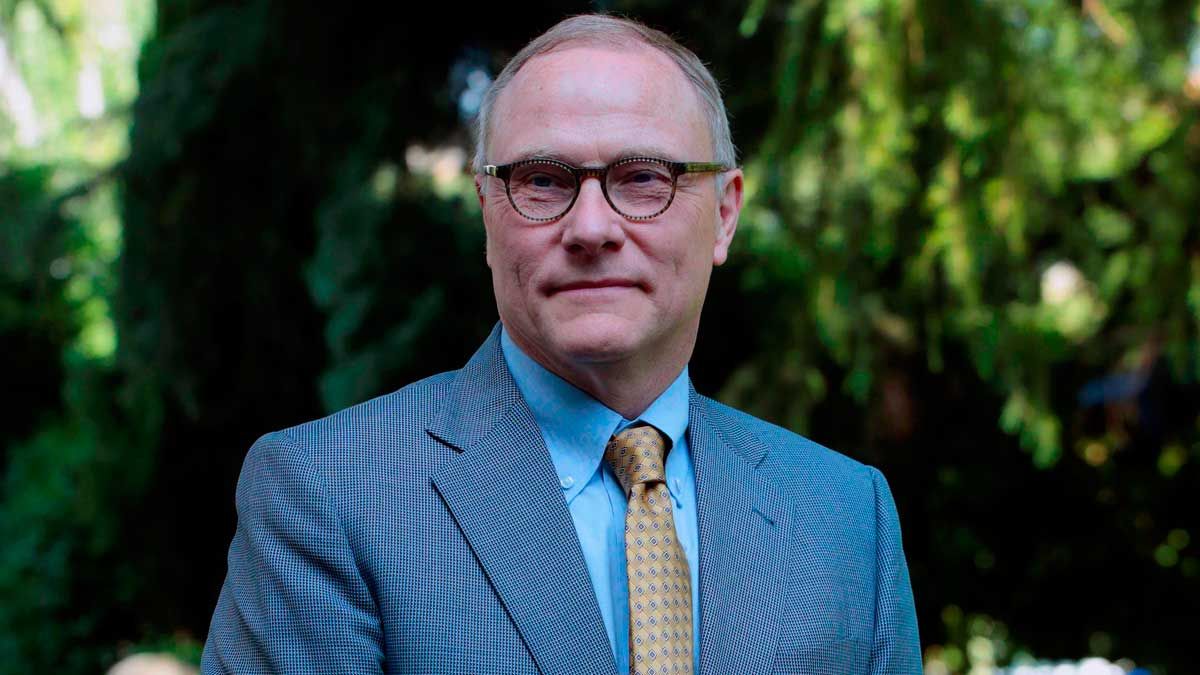 Ganó el premio Novel de economía por demostrar que la suba del salario no genera desempleo