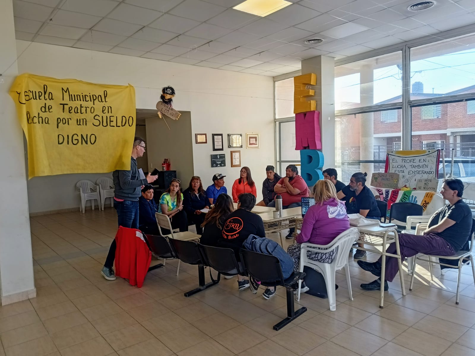 El intendente y el presidente del Concejo se acercaron al CeMEPA y habló con los docentes