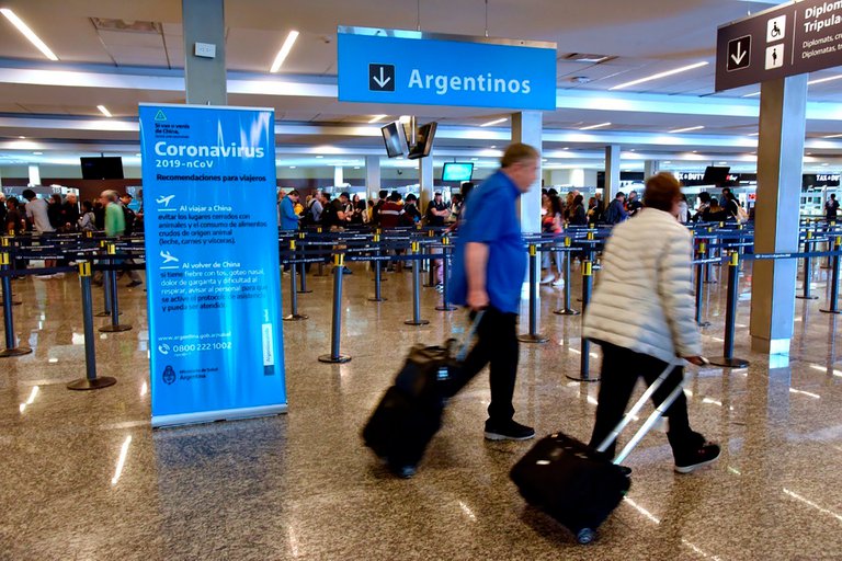 Qué estrategias examinan los expertos para evitar una tercera ola de COVID-19 en la Argentina