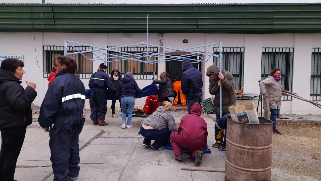 Padres de la Escuela Hogar Rural N°2 de Gobernador Gregores levantaron el acampe tras una larga espera de respuestas