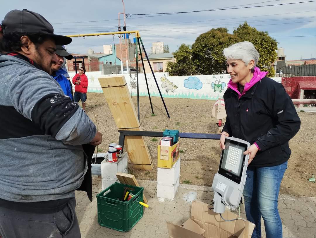 Claudia Rearte, su equipo y los vecinos realizaron trabajos en la plaza 8 de Noviembre