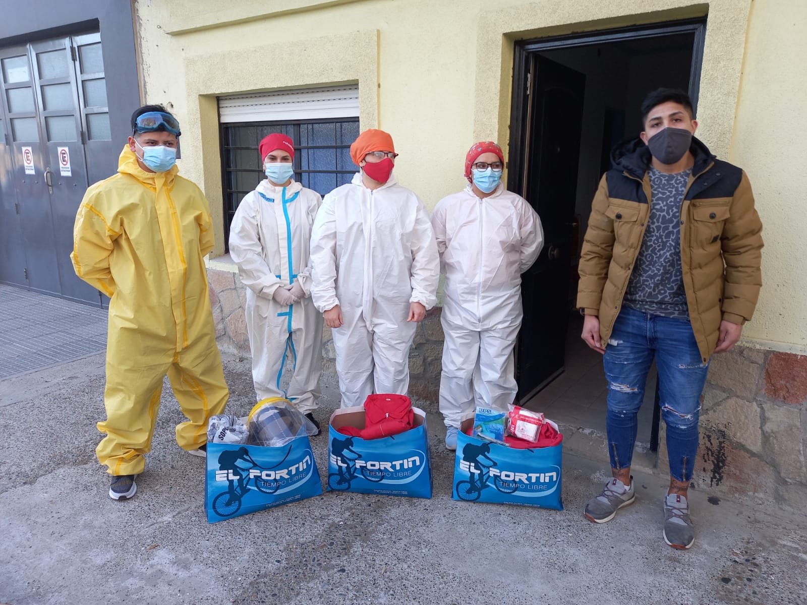 El Fortín Indumentaria hizo entrega elementos de protección a paramédicos del EMAUS 