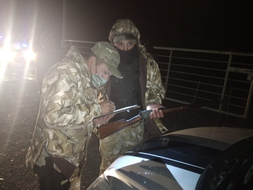 En control caminero la policia secuestró armas y vehículos sin documentación 