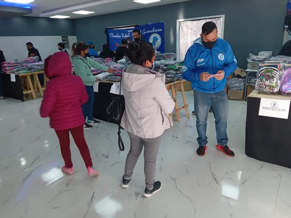 El Sindicato de Petroleros comenzó a realizar la entrega de los kit escolares