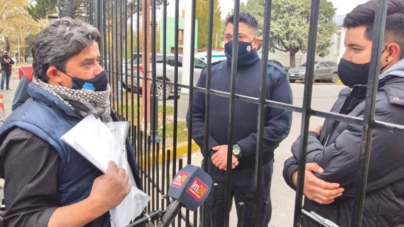 Enfermeros del Hospital de Río Gallegos indicaron que podrían iniciar un acampe si la Gobernadora no los recibe