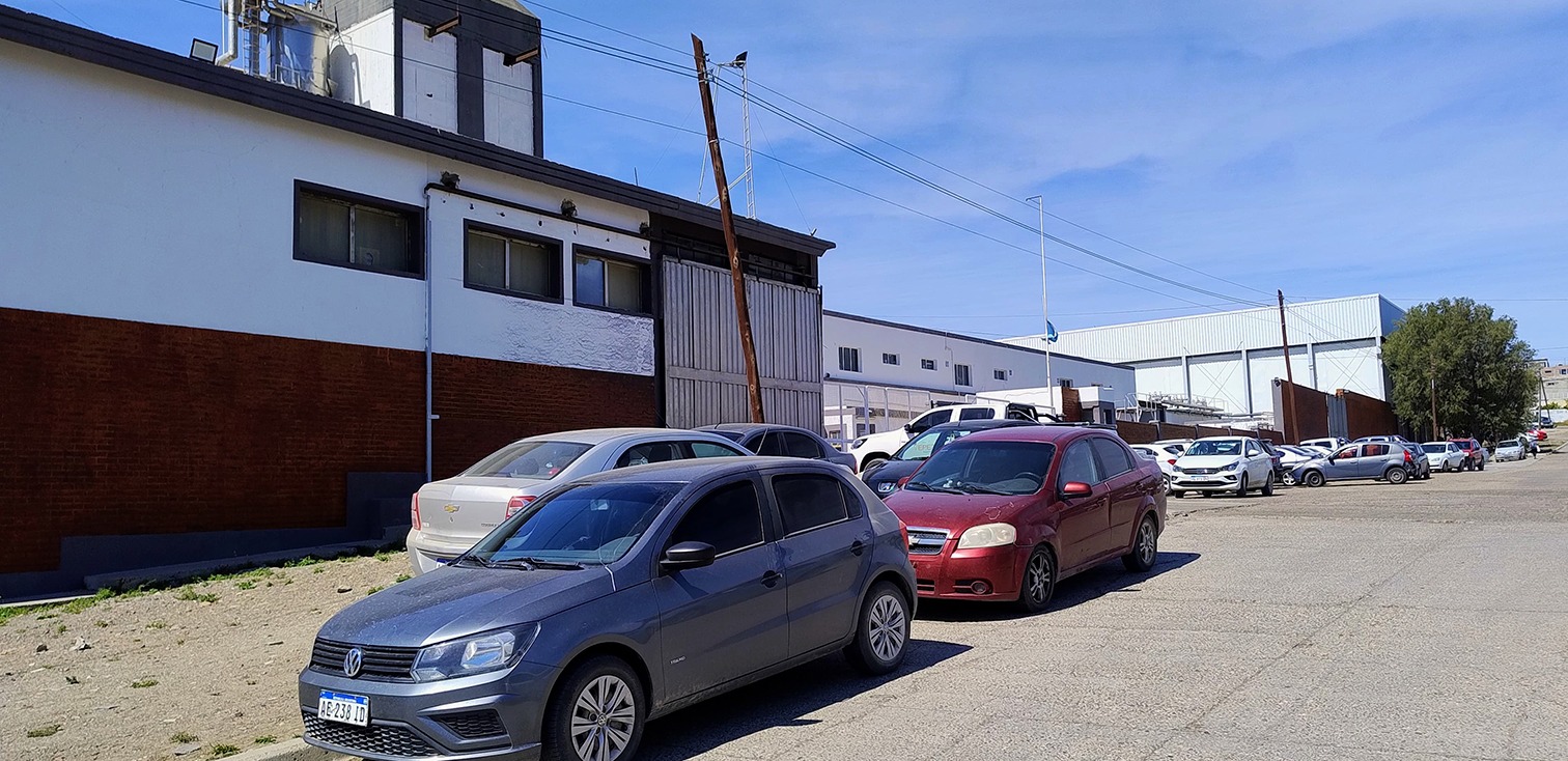 Nuevos puestos laborales para vecinos de Caleta Olivia en la industria pesquera 