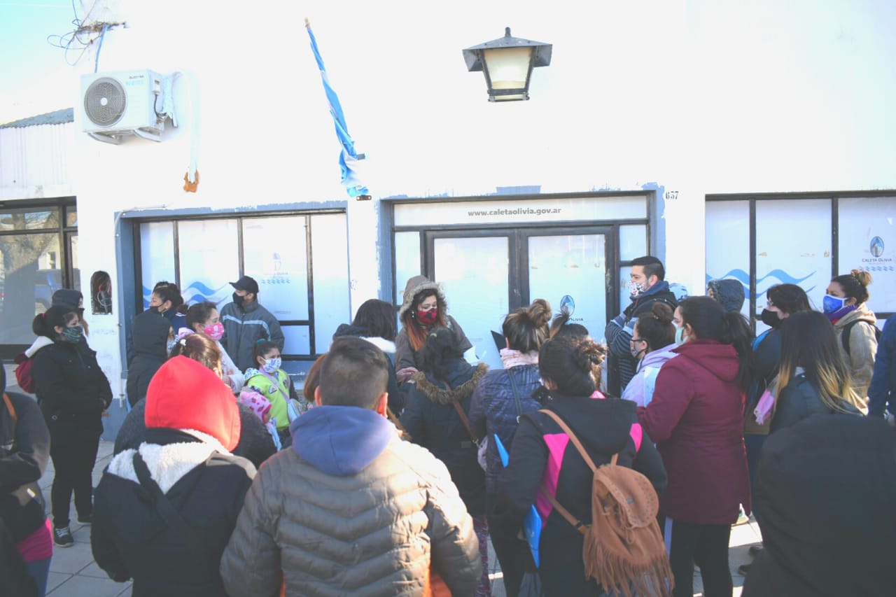 Más protestas: un grupo de vecinos se manifestó en la municipalidad para solicitar viviendas 