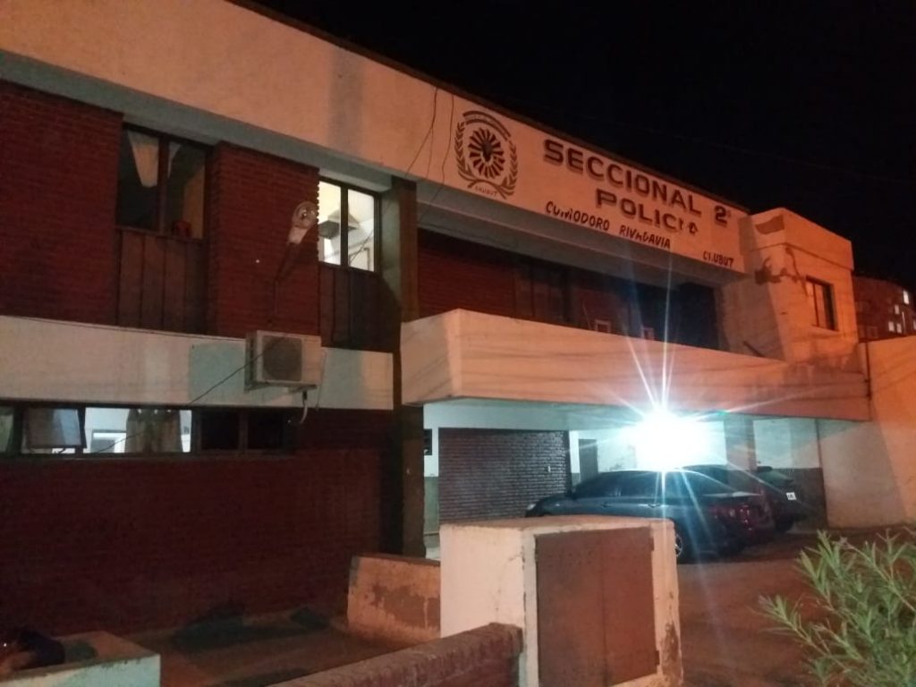 Fue a hacer un certificado de domicilio y terminó detenido