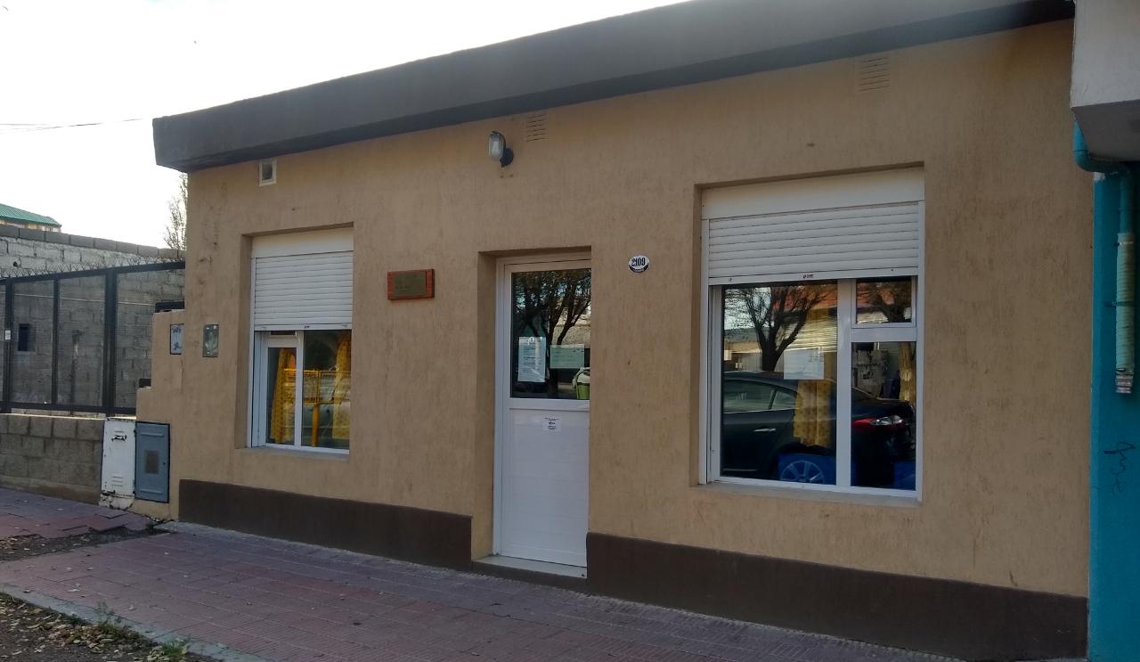 Barretearon la puerta de un consultorio médico de Caleta y con una vela buscaron qué robar