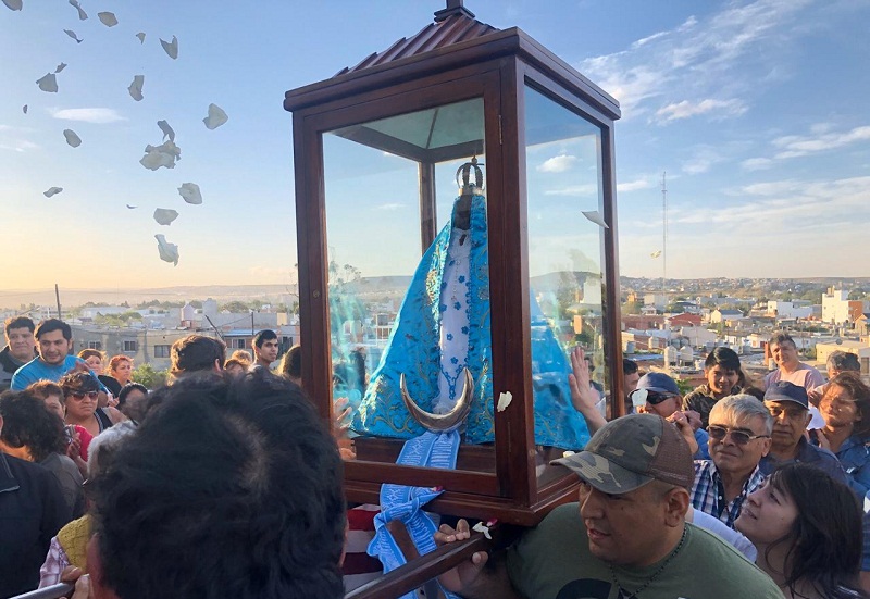 Como hace 40 años, llegó la imagen de la Virgen del Valle a Caleta Olivia