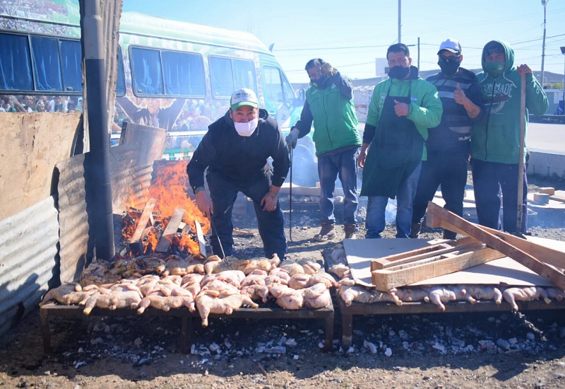 Jornada solidaria: Sindicato de Camioneros  prepara 300 pollos en el barrio 120 viviendas 