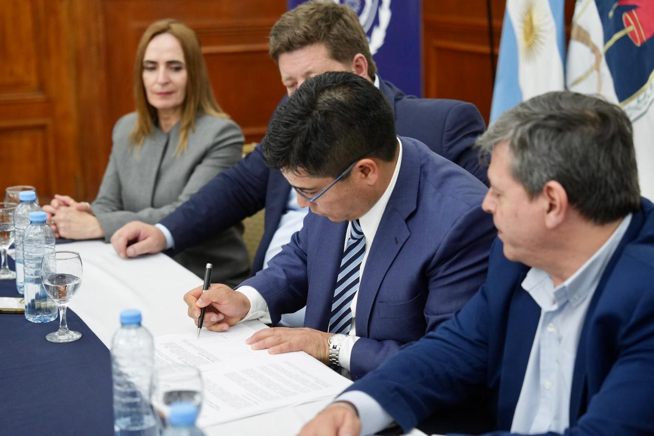 Claudio Vidal lanzó un programa para impulsar la producción hidrocarburífera en Santa Cruz