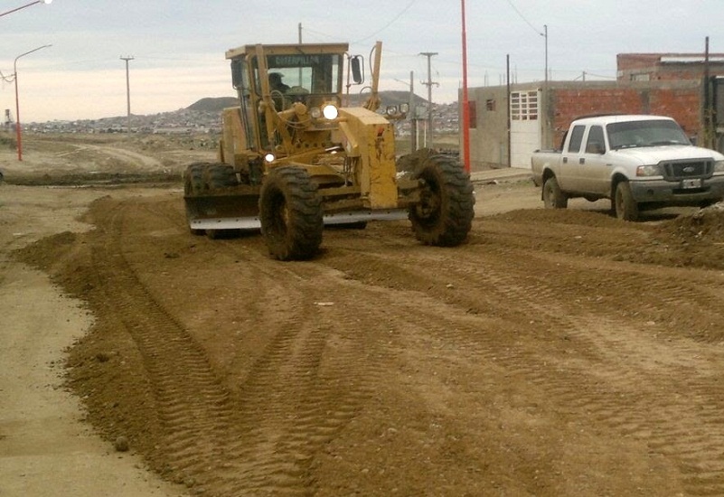 Luego de la fuerte lluvia: La Municipalidad de Caleta Olivia realiza enripiado de calles en el  barrio Bontempo