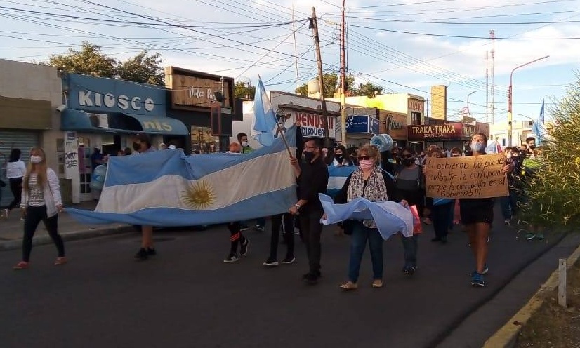 Cientos de vecinos piden por el agua en el centro de la ciudad