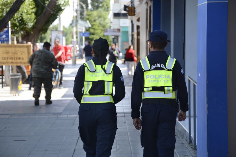 Denunciaron a un policía que habría agredido a su pareja y amenazado con matarla 