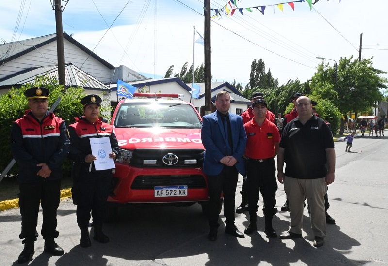 Entregan camioneta 0KM a bomberos de Los Antiguos