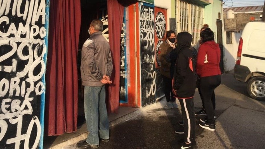 Carnicero regaló 400 kilos de cerdo para que todos los vecinos puedan hacer el locro del 25