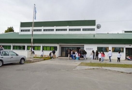 Derecho a Estudiar: Una mamá está acampando en la Escuela Rural N° 2 de Gobernador Gregores para reclamar por las malas condiciones edilicias