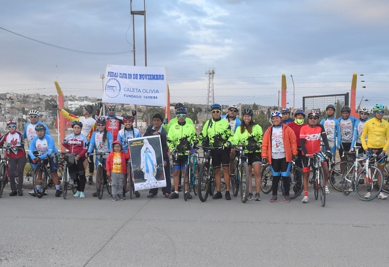 Con la coloración de la Municipalidad ciclistas partieron a la gruta de la Virgen de Lourdes