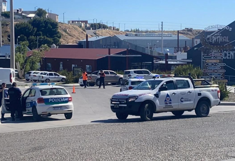 Un hombre se infartó mientras manejaba, chocó a dos autos y murió en Km 3