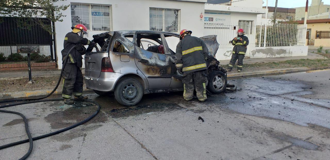 Compró un vehículo a gitanos y éste se prendió fuego mientras lo conducía