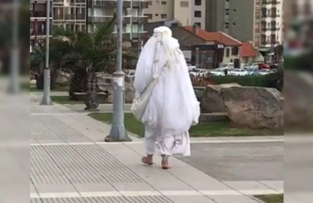 Un joven marplatense asegura ser Jesús: recorre las calles descalzo y en túnica blanca