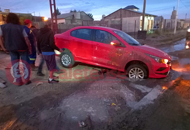 Auto cae en un pozo recién 