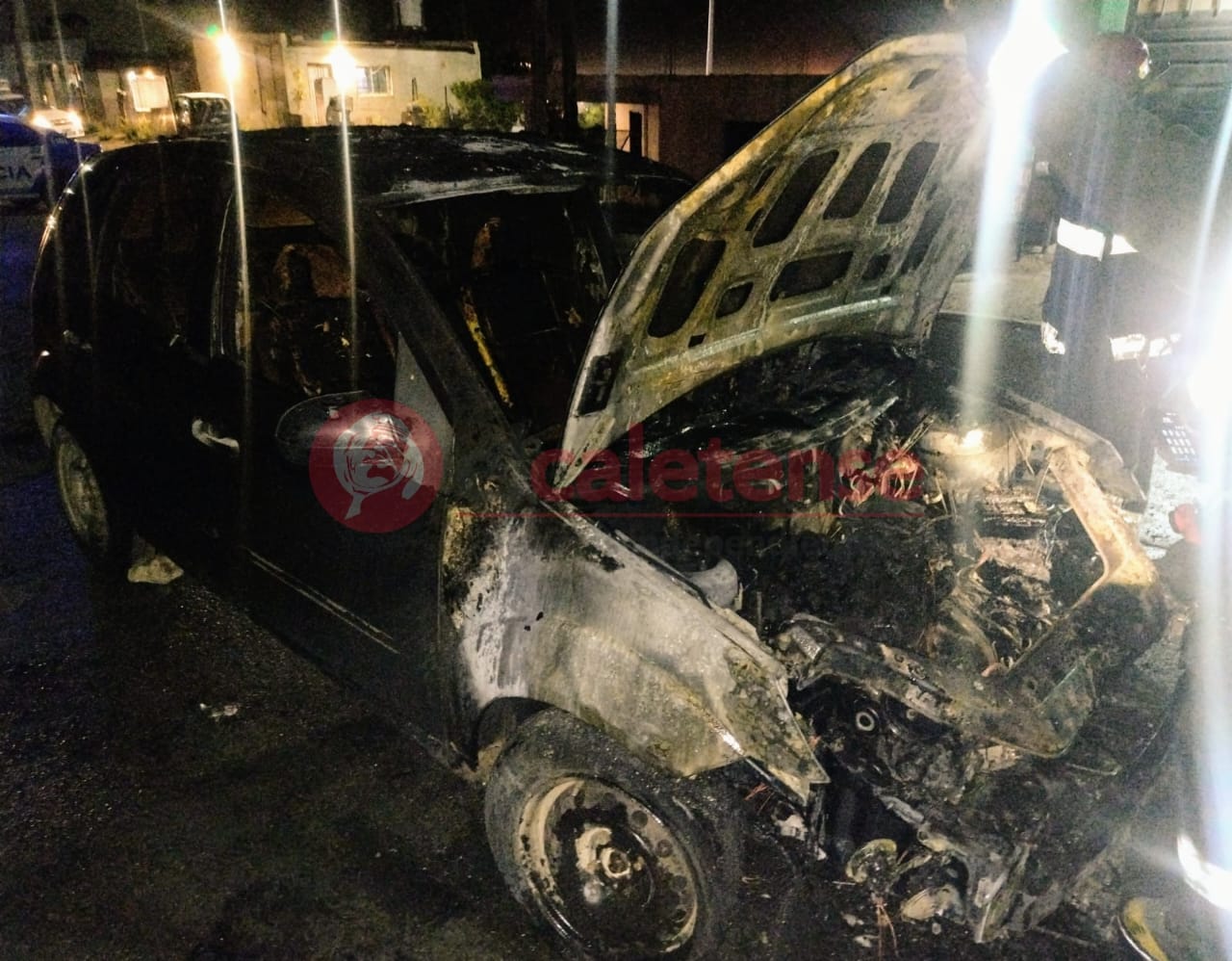  Un Ford Fiesta se consumió por las llamas, pero sus ocupantes lograron salir a tiempo
