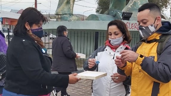Docentes de Jardines Maternales Municipales obsequiaron escarapelas a la comunidad 