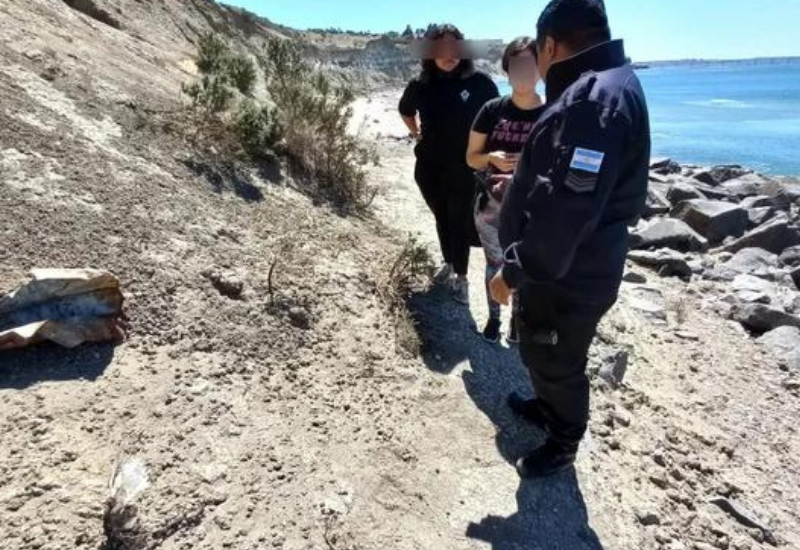 Encontraron un cráneo humano con dentadura en la costanera de Comodoro