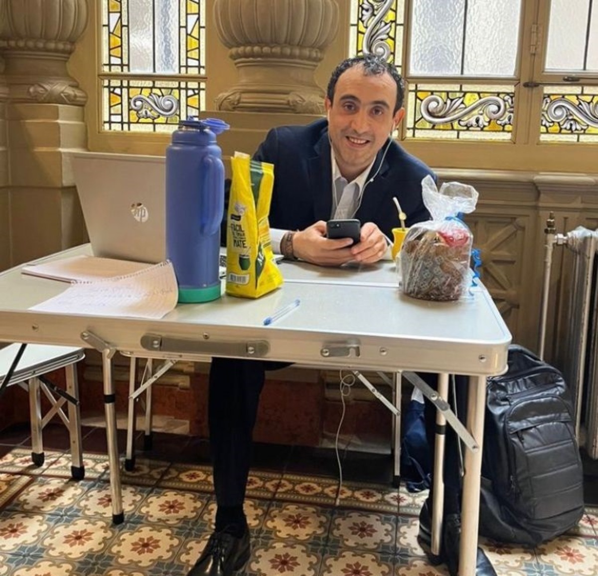 El senador Carambia no tiene despacho y trabaja en el pasillo