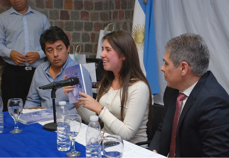 La escritora Caletense Sheila Linchesky presentó su libro “Prostitución del alma” en Rio Gallegos