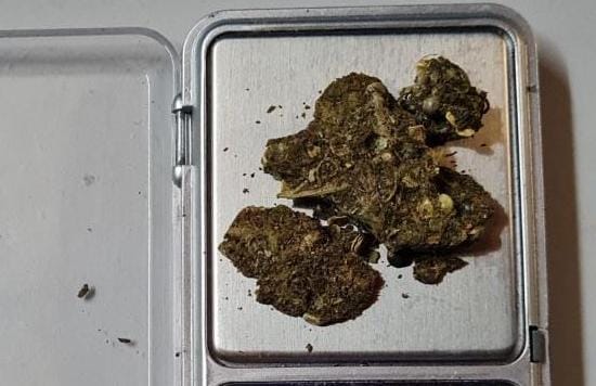 Tiró una bolsita con marihuana al patio de la Alcaidía y lo detuvo la Policía