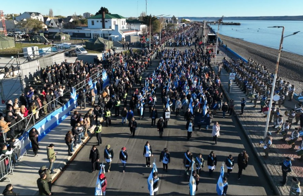 Miembros del Gabinete Provincial aseguran que el Intendente de Río Gallegos llegó tarde al acto central 