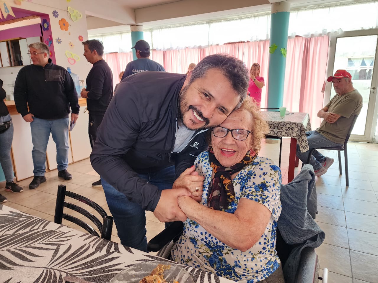 Pablo Carrizo visitó el hogar de ancianos 