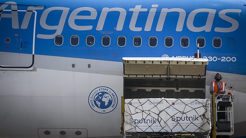 Llegó el décimo vuelo de Aerolíneas Argentinas con 300 mil dosis de la vacuna Sputnik V
