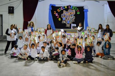 Educación refuerza la alfabetización con la entrega de tablets y libros en escuelas primarias