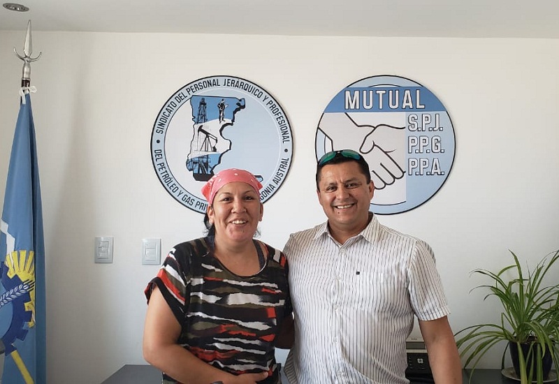Petroleros Jerárquicos felicitaron a empleada que culminó sus estudios secundarios