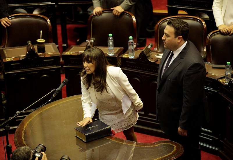 ROXANA REYES Y ANTONIO CARAMBIA JURARON COMO DIPUTADOS  NACIONALES