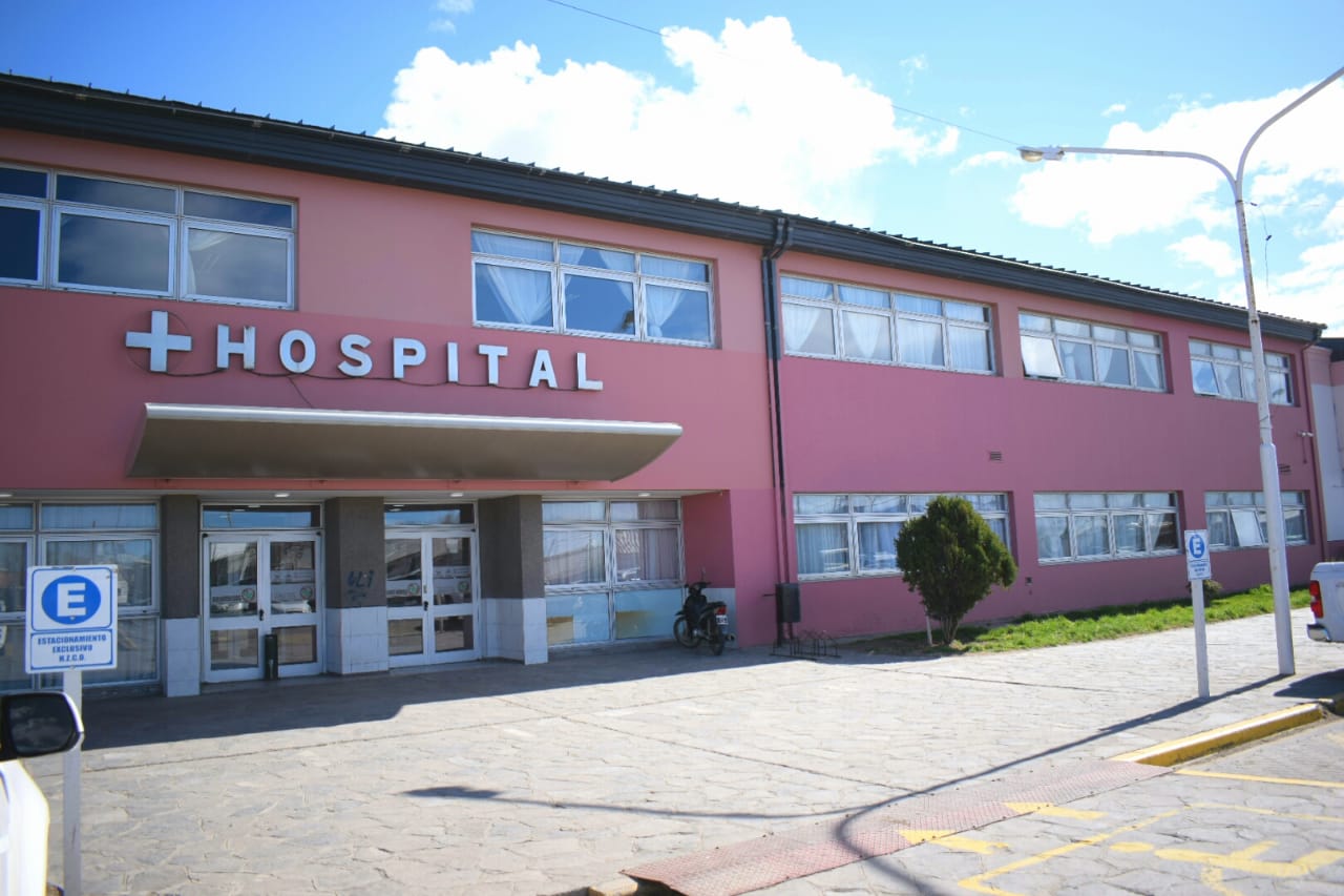 Tragedia: Joven confirmó que su papá estaba internado y murió en el hospital de Caleta Olivia; investigan si se arrojó del segundo piso