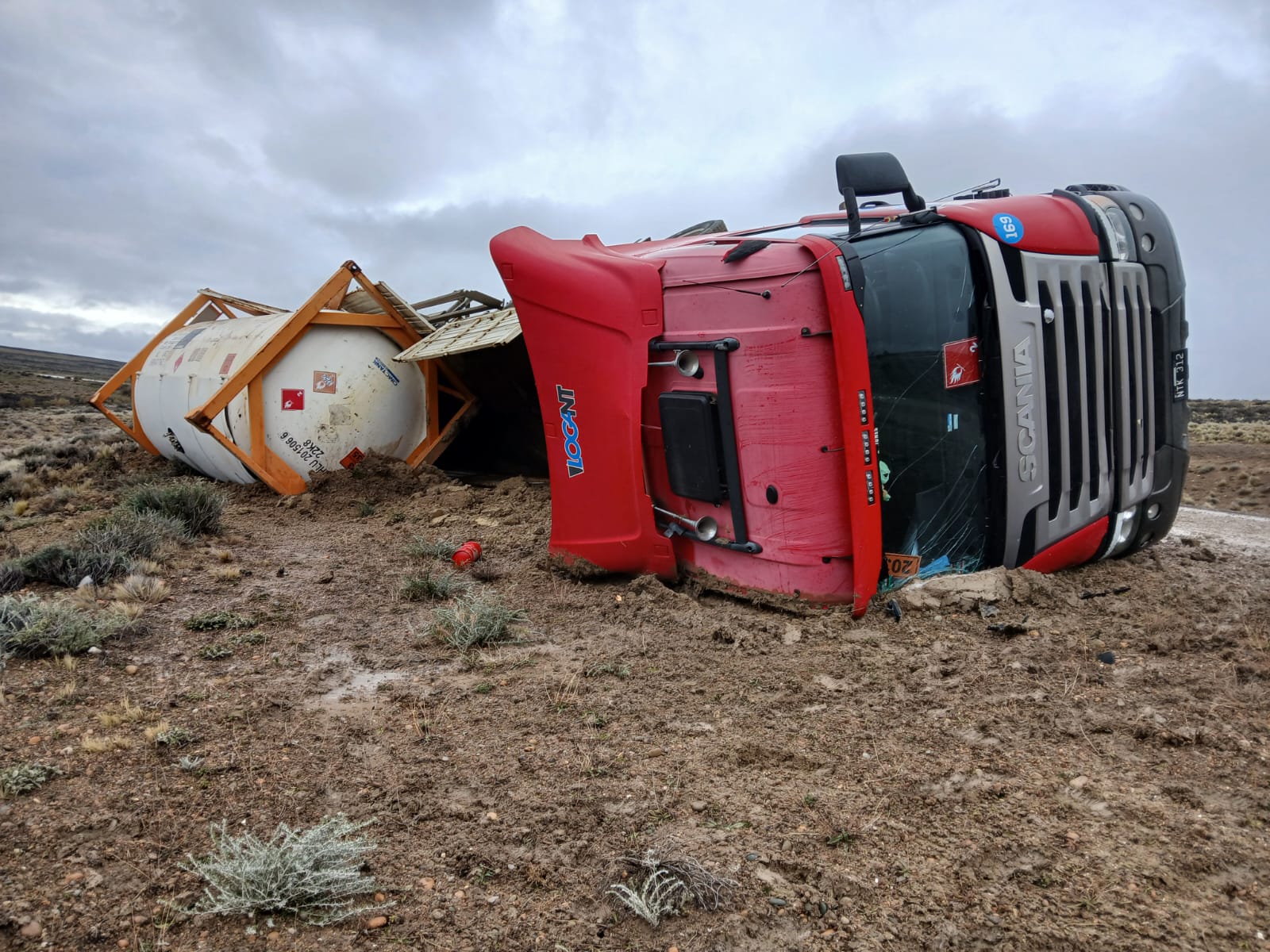Camión con sustancias peligrosas volcó cerca de San Julián 