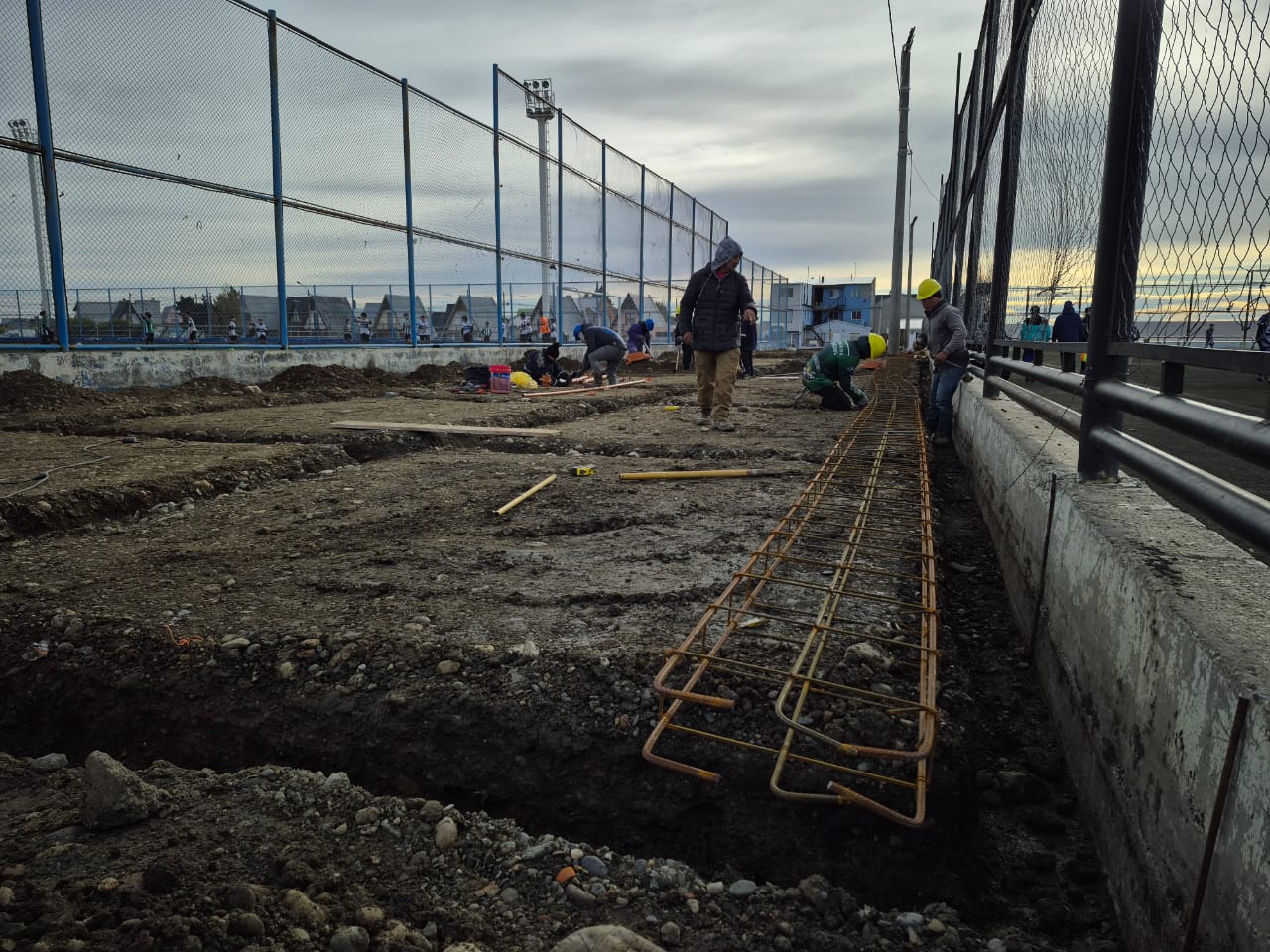 Río Gallegos: comenzó la construcción del SUM para el fútbol barrial con apoyo del Gobierno Provincial