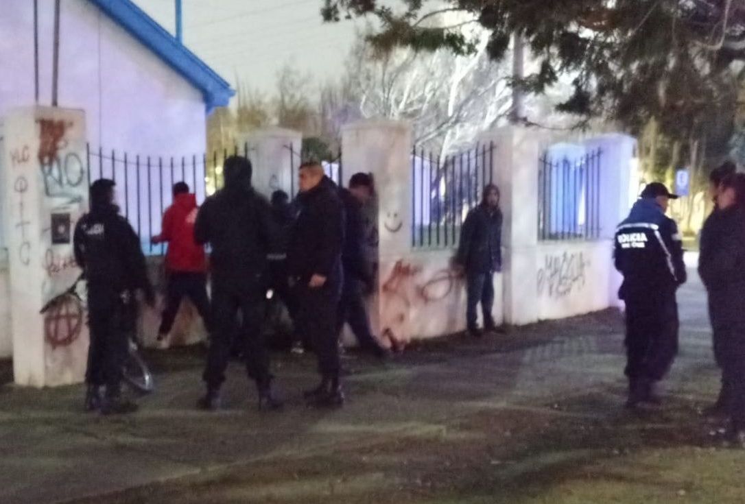 Río Gallegos: Policía intervino en una pelea en la plaza San Martín, les secuestraron droga y terminaron detenidos 