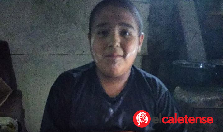 Un niño de 12 años quiere ayudar a su familia vendiendo tortas fritas 