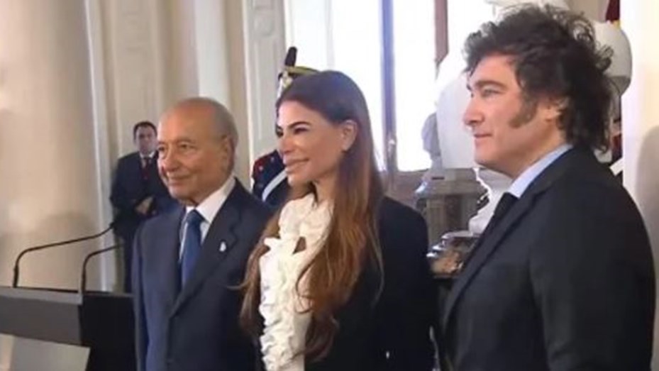 Milei inauguró un busto de Carlos Menem en Casa Rosada