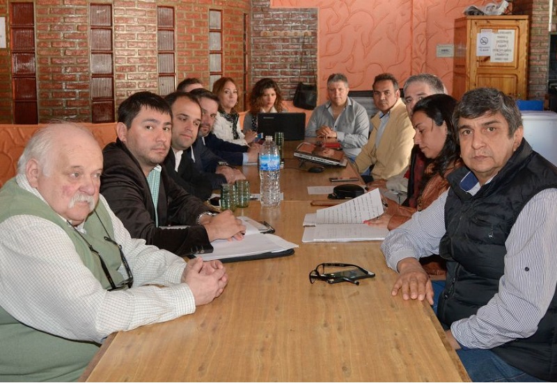 PARITARIA DOCENTE: El Gobierno de Santa Cruz se hará cargo del 8% a los docentes